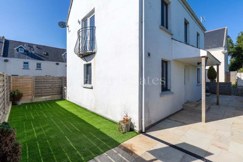 OPEN VIEWING - Saturday 26th October : 42 St Peter's Country £799,950
